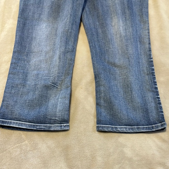 Apt. 9 Embroidered Flap Pocket Denim Capris - Picture 7 of 10